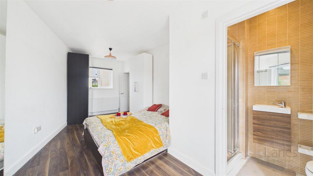 En suite bedroom, en suite