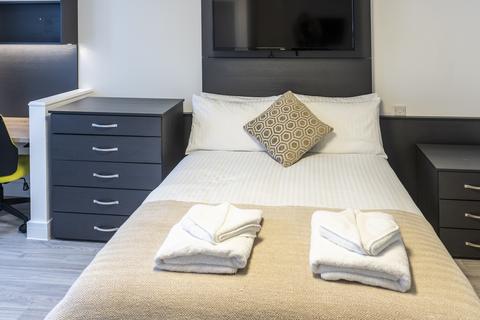 Studio to rent, 84-86 Derrys Villas, Flat 9