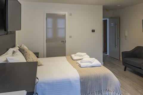 Studio to rent, 84-86 Derrys Villas, Flat 9