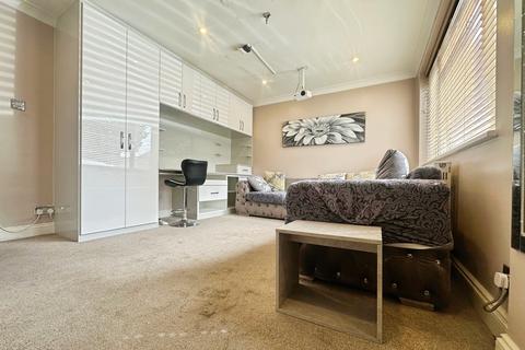 2 bedroom detached house to rent, Diamond Road, Hertfordshire WD24