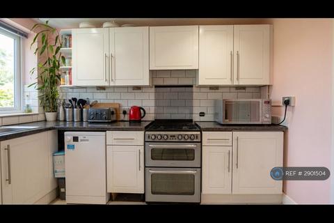 2 bedroom maisonette to rent, Longheath Gardens, Croydon, CR0