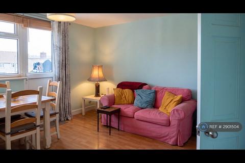 2 bedroom maisonette to rent, Longheath Gardens, Croydon, CR0