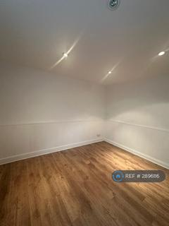 Studio to rent, Green Lanes, London, N16