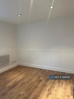 Studio to rent, Green Lanes, London, N16