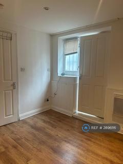 Studio to rent, Green Lanes, London, N16