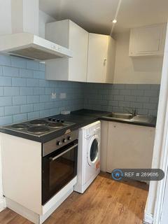Studio to rent, Green Lanes, London, N16