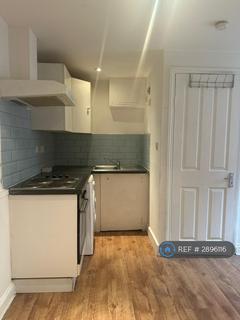 Studio to rent, Green Lanes, London, N16