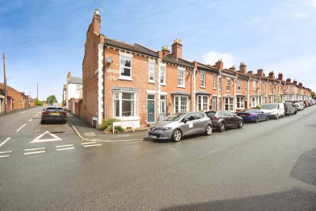 4 bedroom end of terrace house for sale