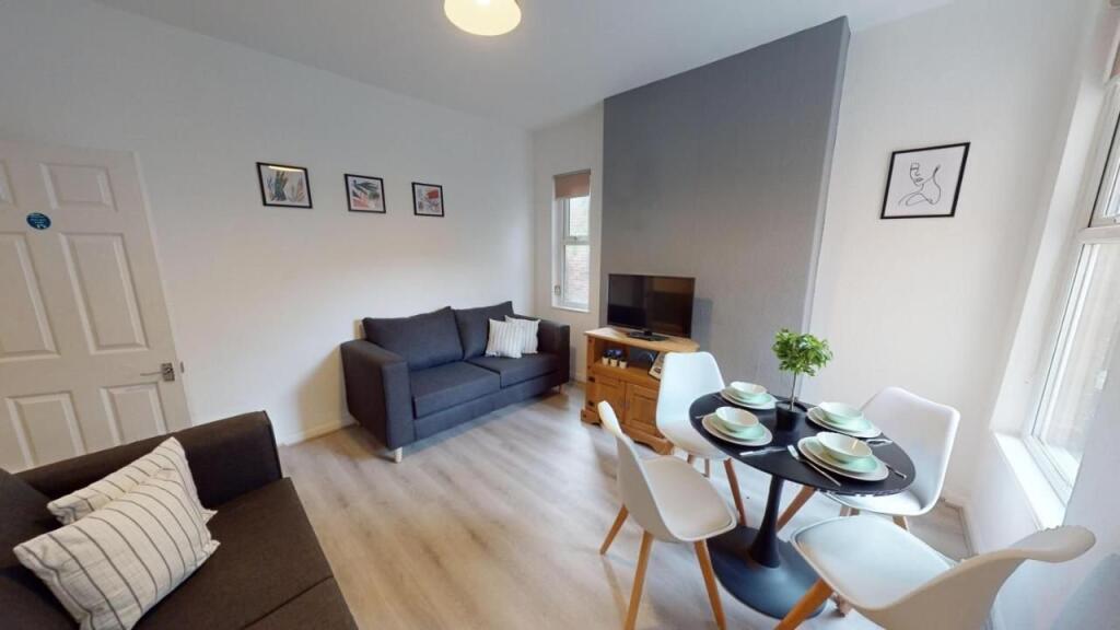 5 bedroom semi-detached house to rent
