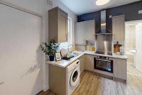 5 bedroom semi-detached house to rent, Queens Road East, Beeston NG9