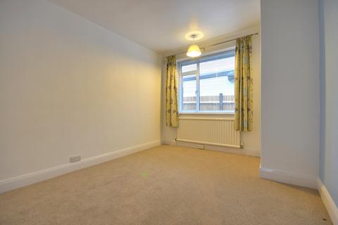2 bedroom bungalow to rent, Westbury Close, Ruislip, HA4