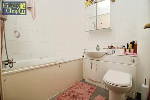 1 bedroom apartment for sale, Holland Close, Romford, RM7
