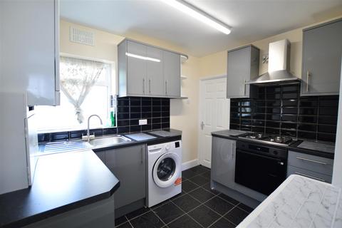 4 bedroom terraced house to rent, St. Elmo Crescent, Slough