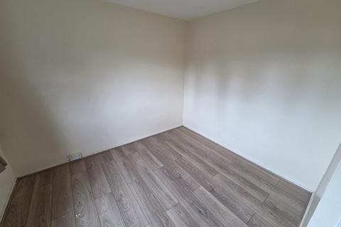 3 bedroom terraced house to rent, Chelmer Crescent