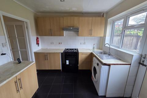 3 bedroom terraced house to rent, Chelmer Crescent
