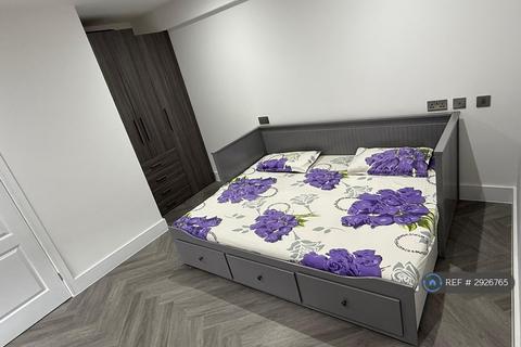 6 bedroom semi-detached house to rent, Ward Gardens, Slough, SL1
