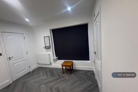 6 bedroom semi-detached house to rent, Ward Gardens, Slough, SL1