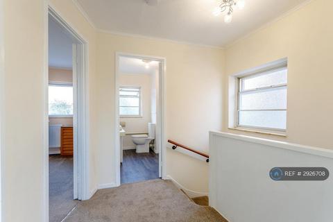 3 bedroom semi-detached house to rent, Newton Close, Langley, SL3