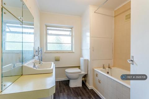 3 bedroom semi-detached house to rent, Newton Close, Langley, SL3