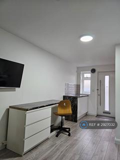 1 bedroom in a house share to rent, Potters Lane, Barnet, EN5