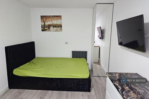 1 bedroom in a house share to rent, Potters Lane, Barnet, EN5