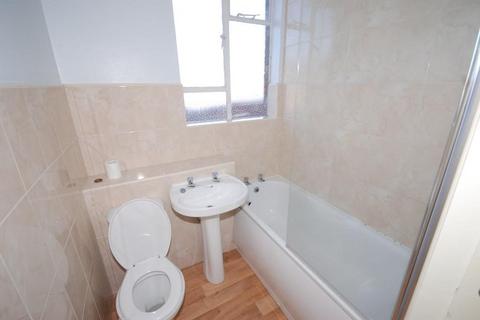 3 bedroom flat to rent, Wye Street, Buxton