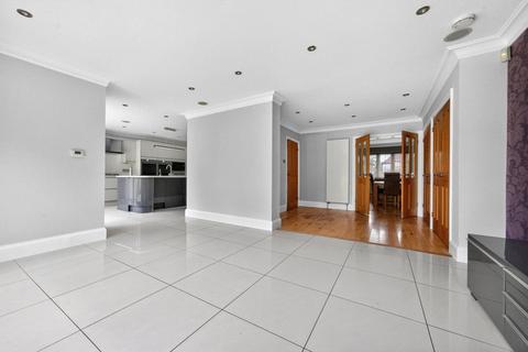4 bedroom detached house to rent, Bradmore Way, Brookmans Park, Hertfordshire, AL9