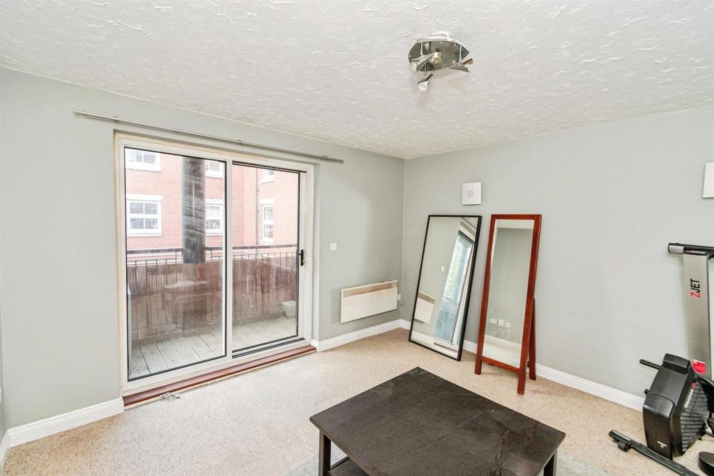 Apartment in Southampton - View 3