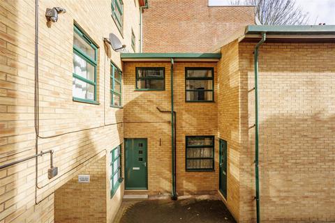 2 bedroom flat to rent, Flat 4 Toft Green Court