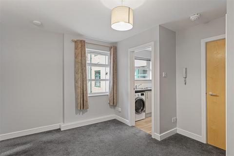 2 bedroom flat to rent, Flat 4 Toft Green Court