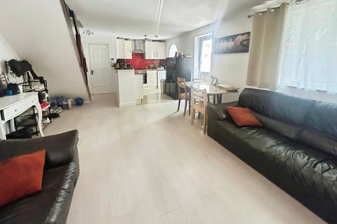4 bedroom end of terrace house to rent, Emerald Close, London E16