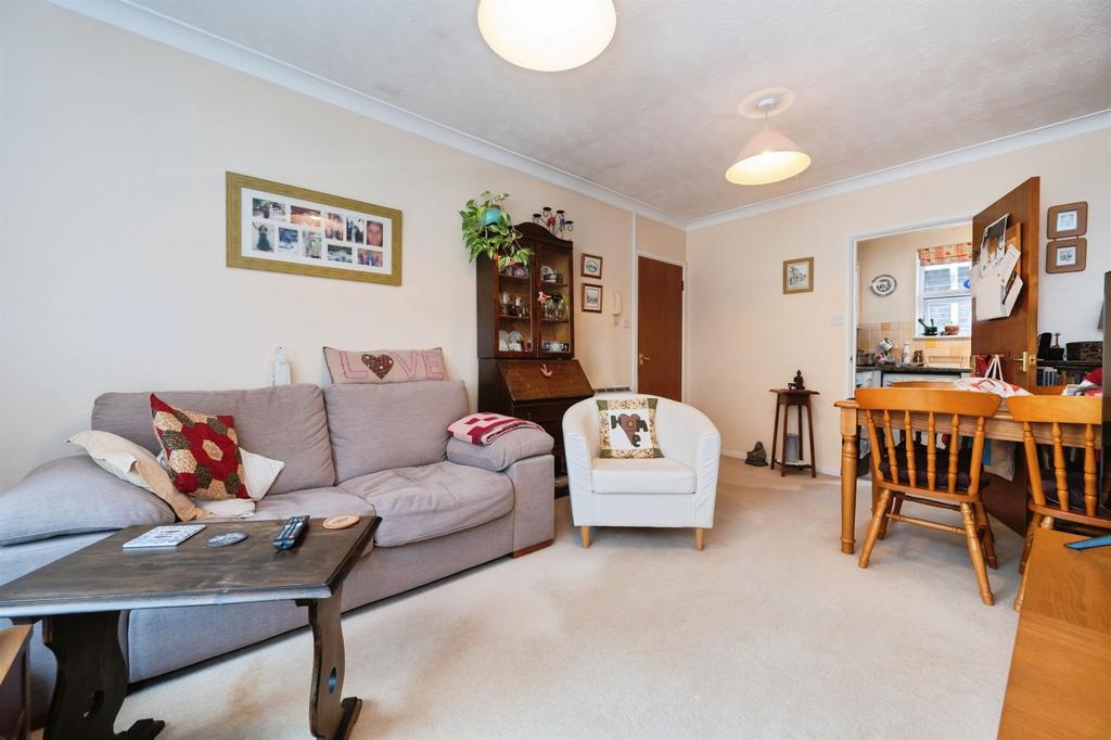 Apartment in Southampton, Regents Park - View 2