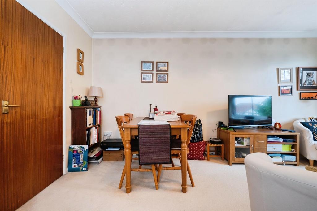 Apartment in Southampton, Regents Park - View 4