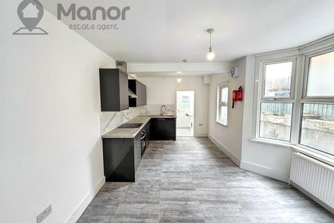 4 bedroom terraced house to rent, Browning Road, Manor Park, E12 6RB