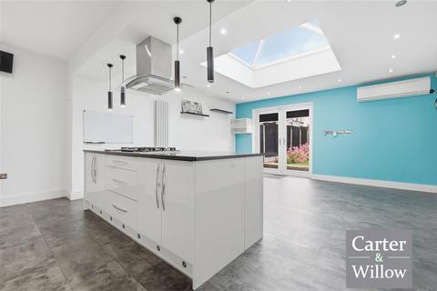 4 bedroom terraced house to rent, Netherfield Gardens, Barking, Essex