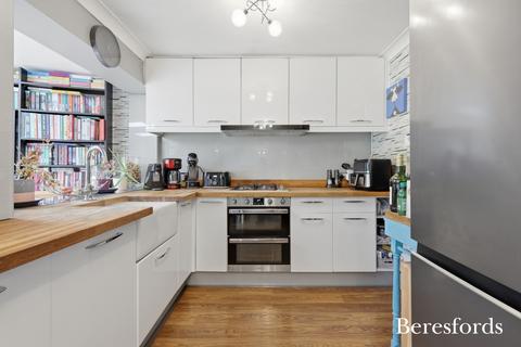3 bedroom semi-detached house for sale, Helmsdale Close, Rise Park, RM1