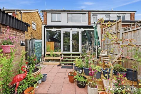 3 bedroom semi-detached house for sale, Helmsdale Close, Rise Park, RM1