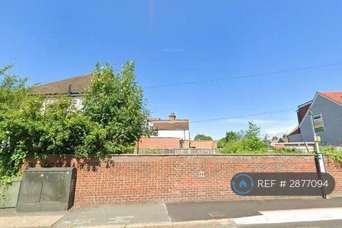 4 bed semi-detached house for rent in Euston Avenue, Watford, WD18