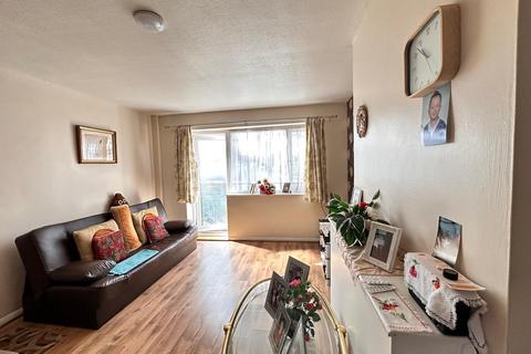 2 bedroom terraced house to rent, High Street, Hayes UB3