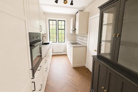 3 bedroom flat to rent, Balliol House, Putney SW15