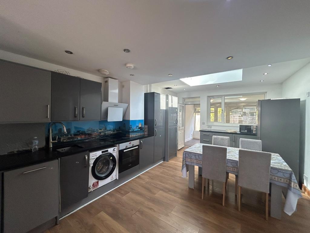 House in FELTHAM - View 2