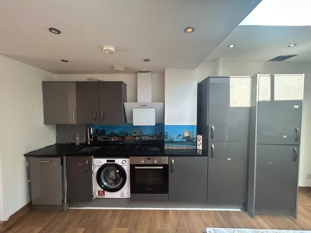 House in FELTHAM - View 3