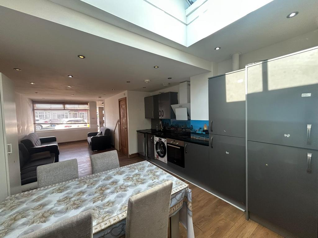 House in FELTHAM - View 4