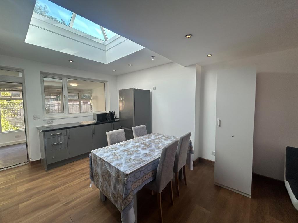 House in FELTHAM - View 5