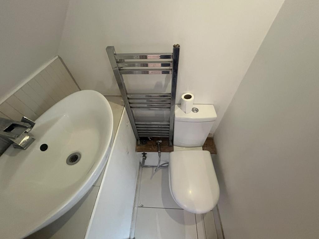 House in FELTHAM - More