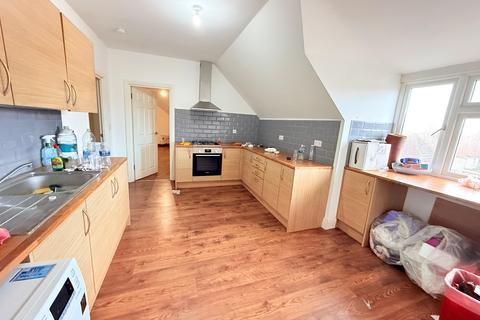 3 bedroom flat to rent, Wood Lane, Dagenham RM8