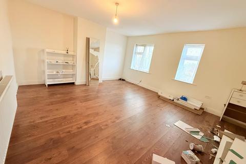3 bedroom flat to rent, Wood Lane, Dagenham RM8