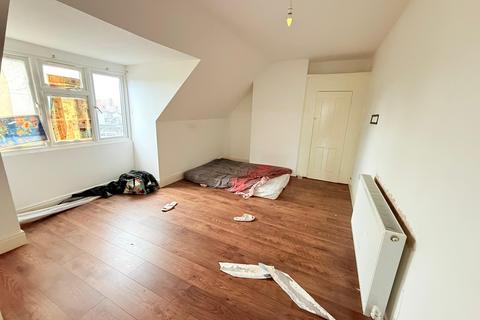 3 bedroom flat to rent, Wood Lane, Dagenham RM8