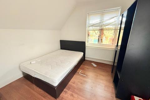 3 bedroom flat to rent, Wood Lane, Dagenham RM8