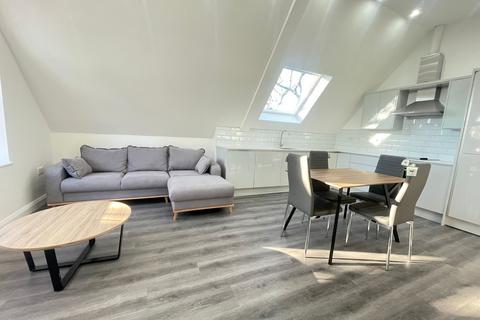 3 bedroom flat to rent, Wilbraham Road, Manchester M14